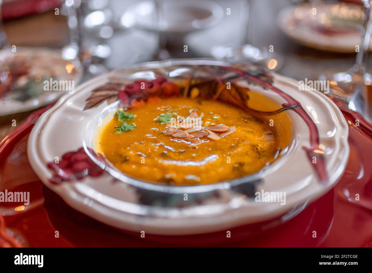 Zuppa portoghese classica di zucca. Ricette portoghesi (fuoco selettivo) Foto Stock