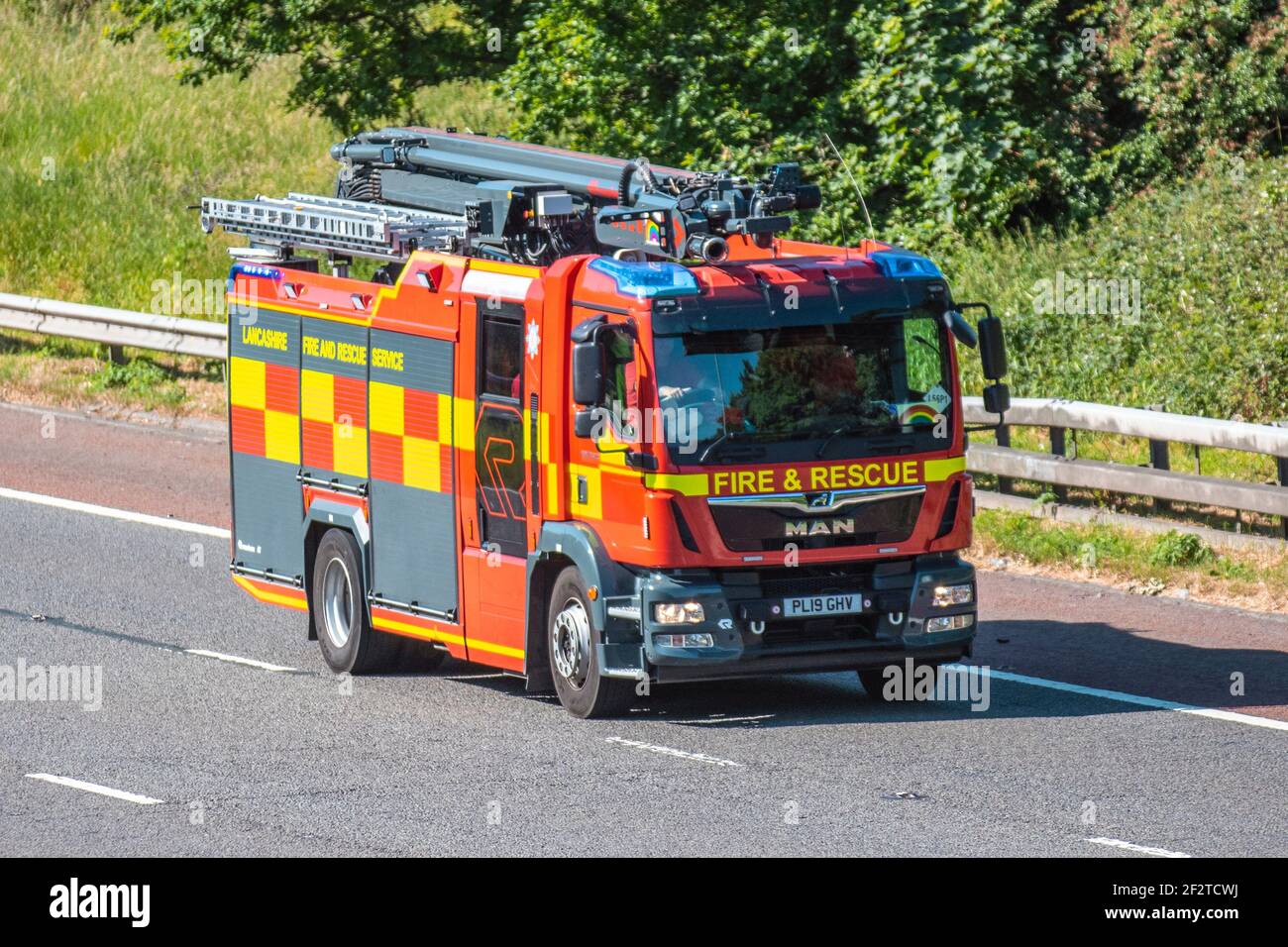 2019 camion di soccorso antincendio e di emergenza, gara, servizi di emergenza, MAN 6871cc veicolo di soccorso diesel sull'autostrada m6 nel Lancashire UK Foto Stock