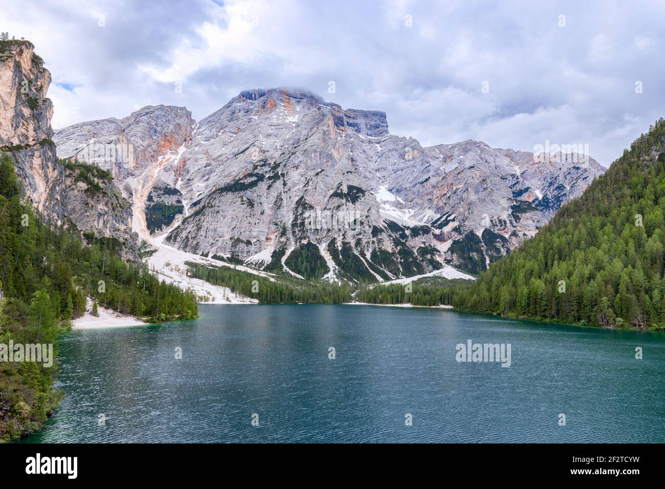 Vista sul famoso lago Braies ai piedi di Una montagna Seekofel nelle Alpi italiane Foto Stock