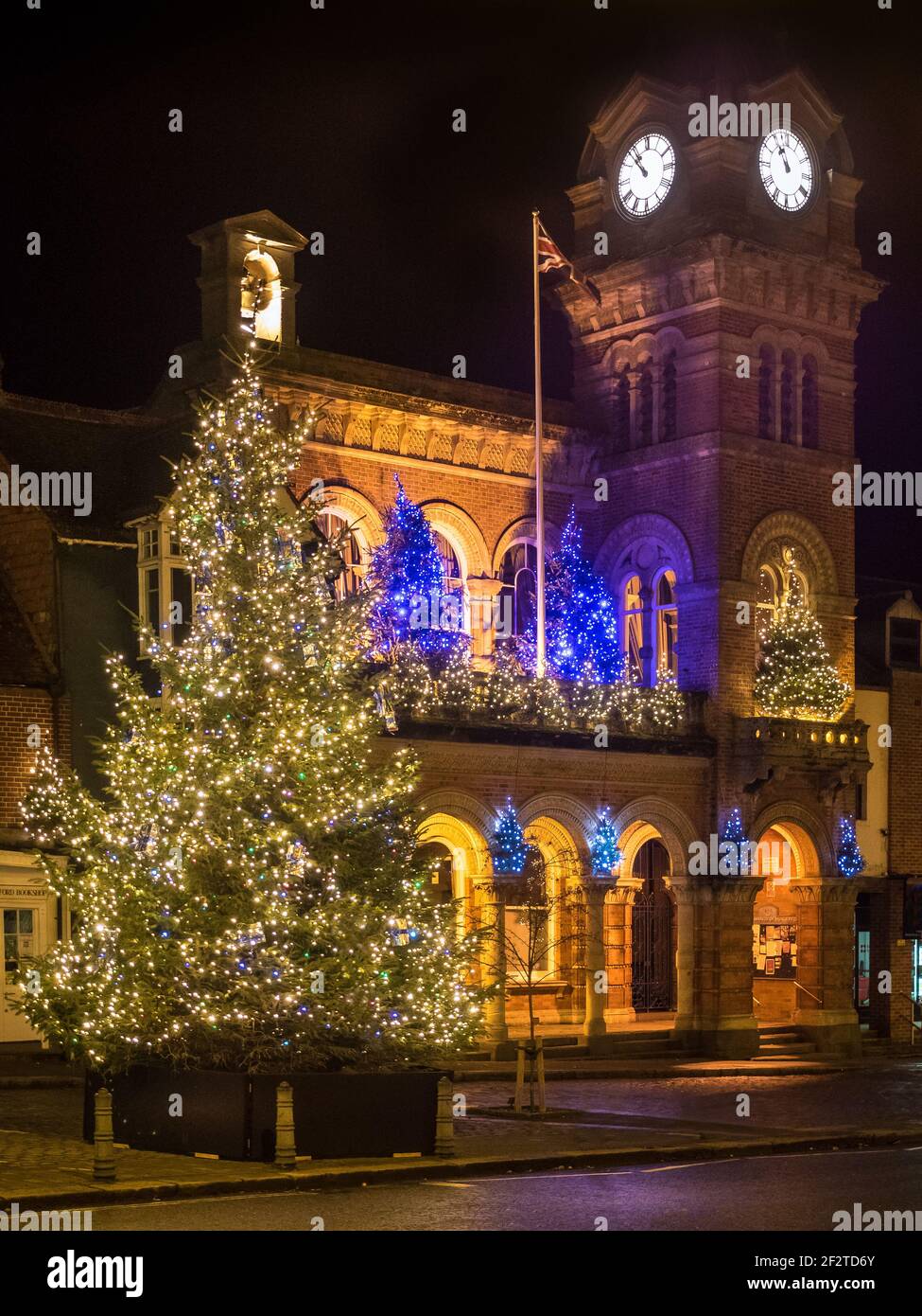 Hungerford Municipio nel Berkshire con l'albero di Natale della città Tutto illuminato pronto per l'annuale vittoriano Extravaganza Foto Stock