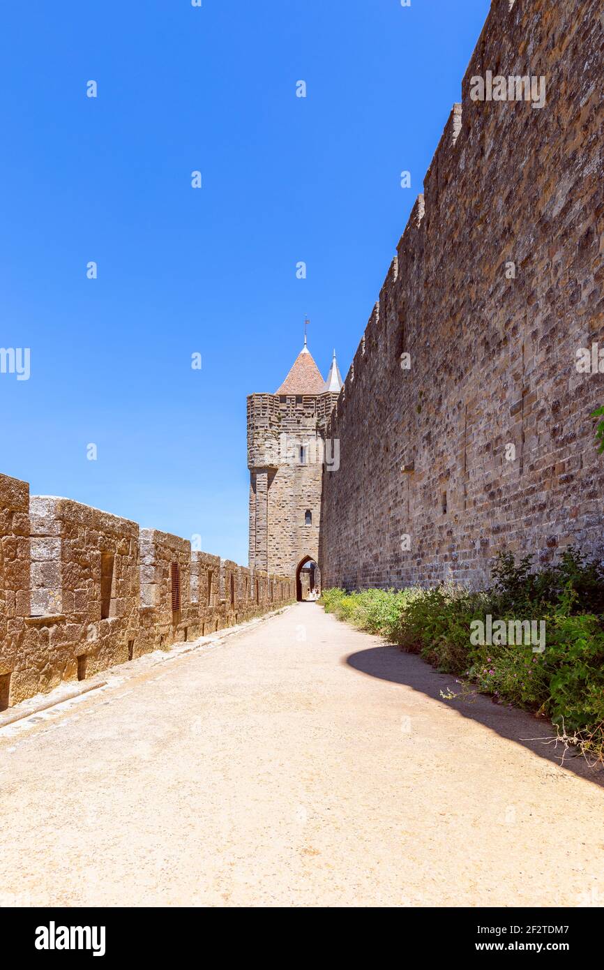 Ampie mura fortificate con passerelle e archi di castello medievale Di Carcassonne città Foto Stock