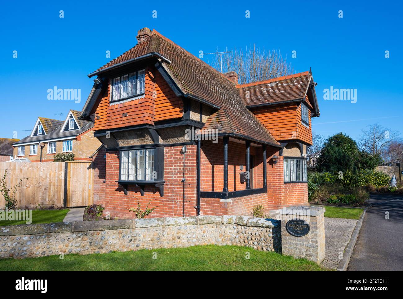 Alloggio classificato di grado II, 2 piani con mattoni rossi e pareti in piastrelle appese sui terreni della Rustington House a Worthing Road, Rustington, West Sussex, Regno Unito. Foto Stock