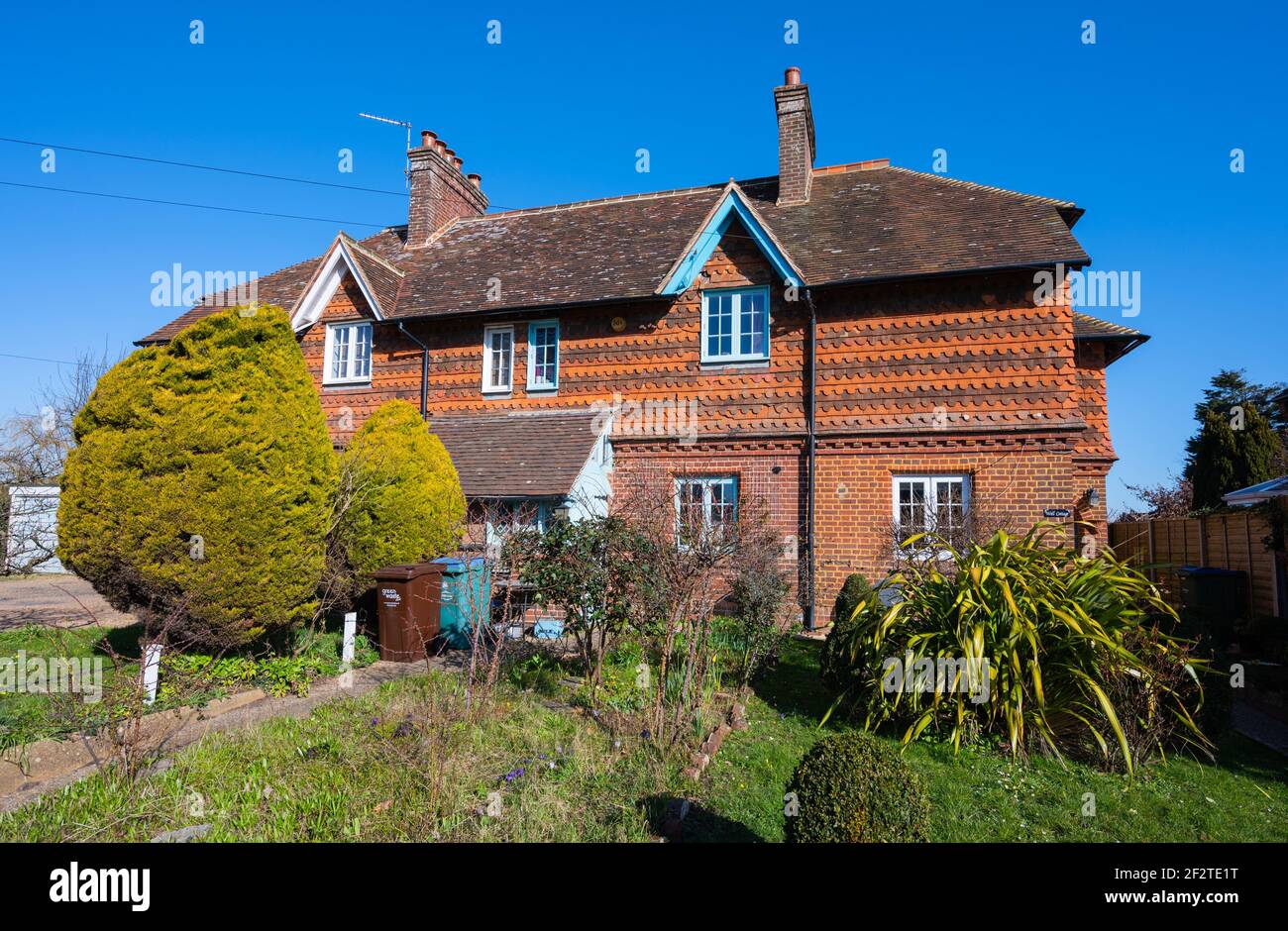 Chestnut Cottage and Well Cottage, un paio di cottage in mattoni rossi semi-staccati con tetto piastrellato in Worthing Road, Rustington, West Sussex, UK. Foto Stock
