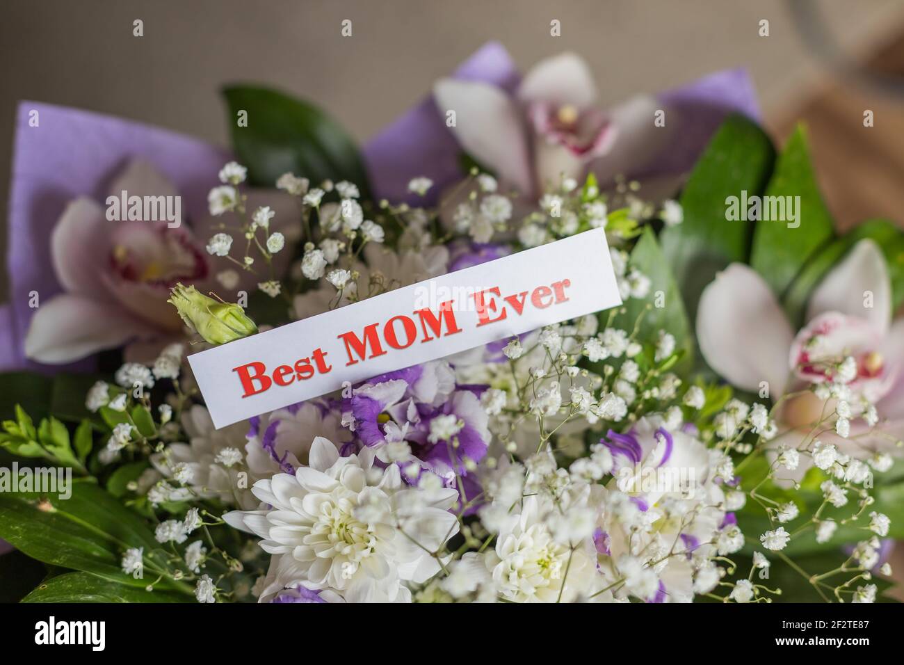 Biglietto d'auguri fatto a mano per il giorno delle madri con un bel bouquet colorato. Festa della mamma concept.declaration di amore in inglese su una carta circondata da Foto Stock