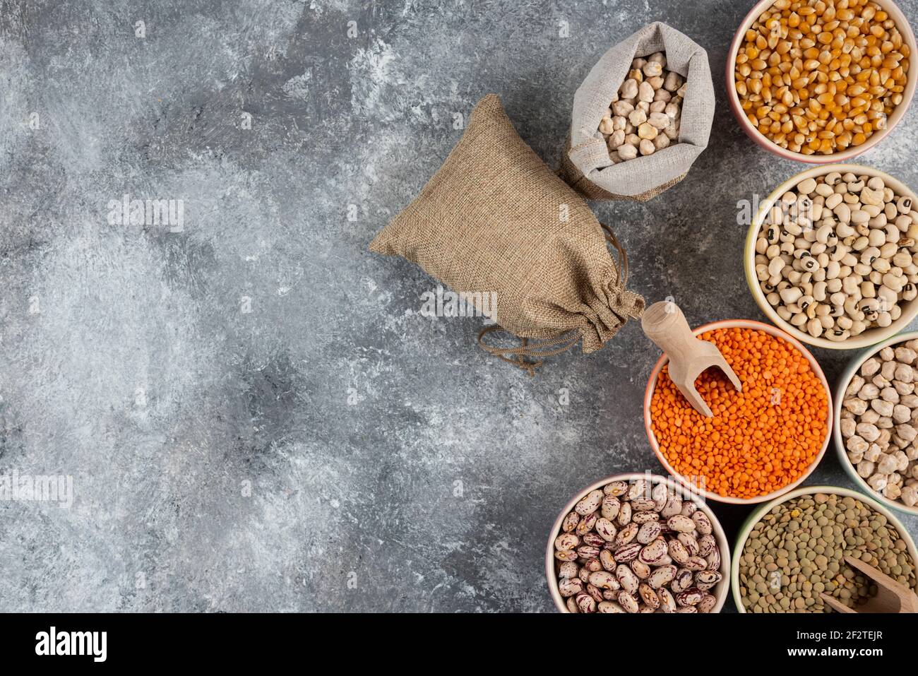 Diverso tipo di composizione di legumi secchi grezzi su superficie di marmo Foto Stock