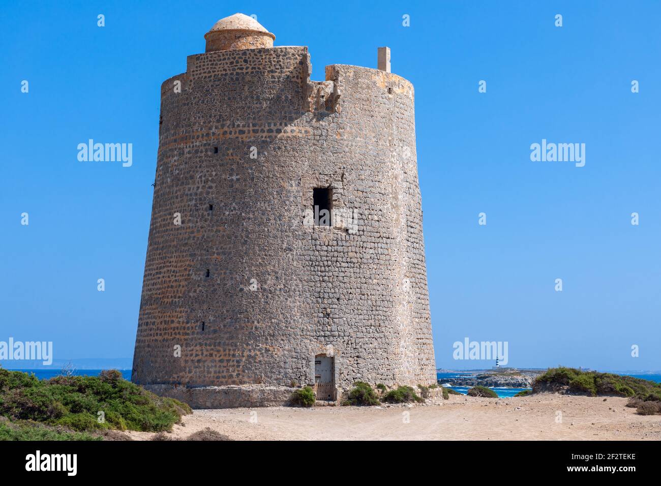 Vista della vecchia torre di osservazione Torre De Ses Portes sulla costa dell'isola di Ibiza. Foto Stock
