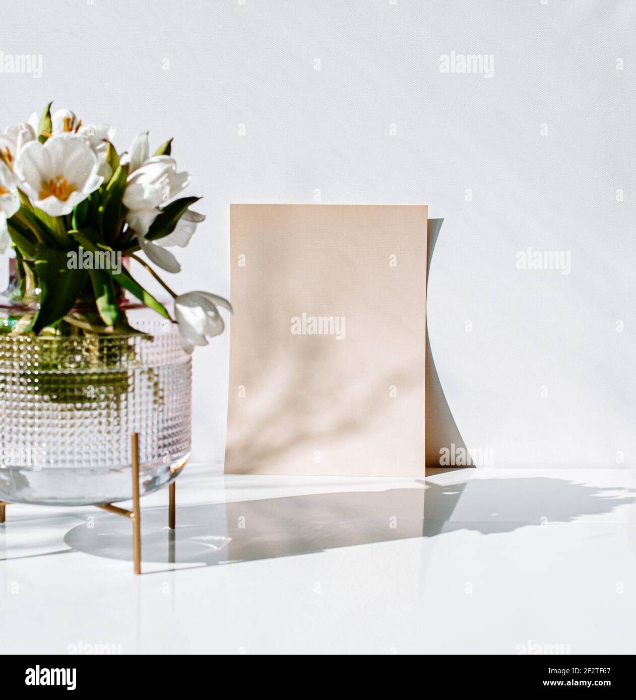 Carta bianca piatto posare per un mockup, aggiungere il proprio logo o testo, per il business, matrimonio o invito di compleanno. Foto Stock