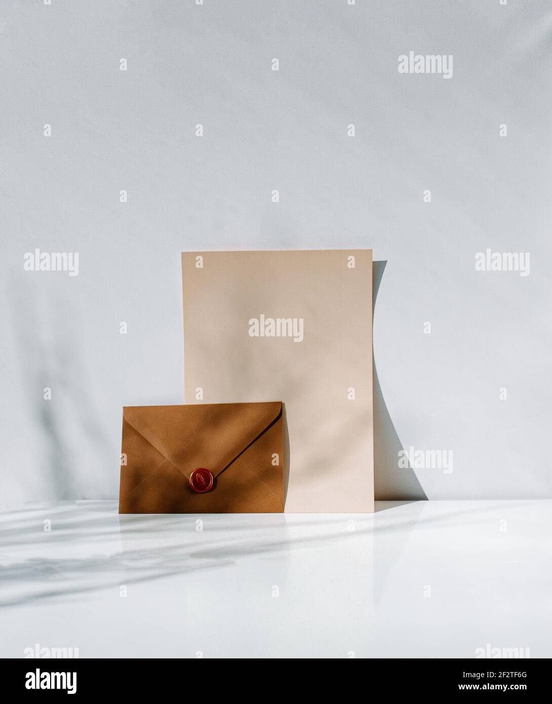 Carta bianca su una parete per aggiungere il tuo testo per mockup di invito di nozze o qualche mockup di messaggio Foto Stock