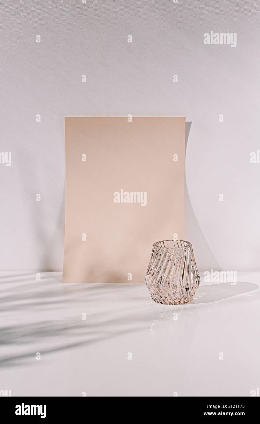 Carta bianca su una parete per aggiungere il tuo testo per mockup di invito di nozze o qualche mockup di messaggio Foto Stock