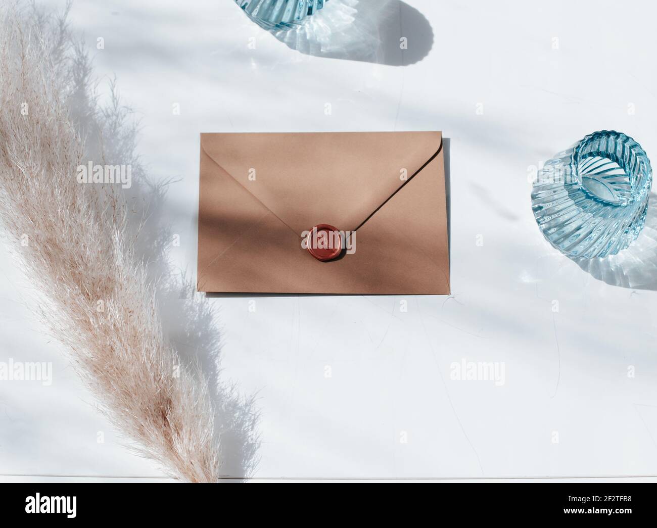 Piano di lavoro con avvolgente e fiori per classi di cristallo stile di vita e stile di vita elegante per Instagram e digital marketing, invito al matrimonio Foto Stock