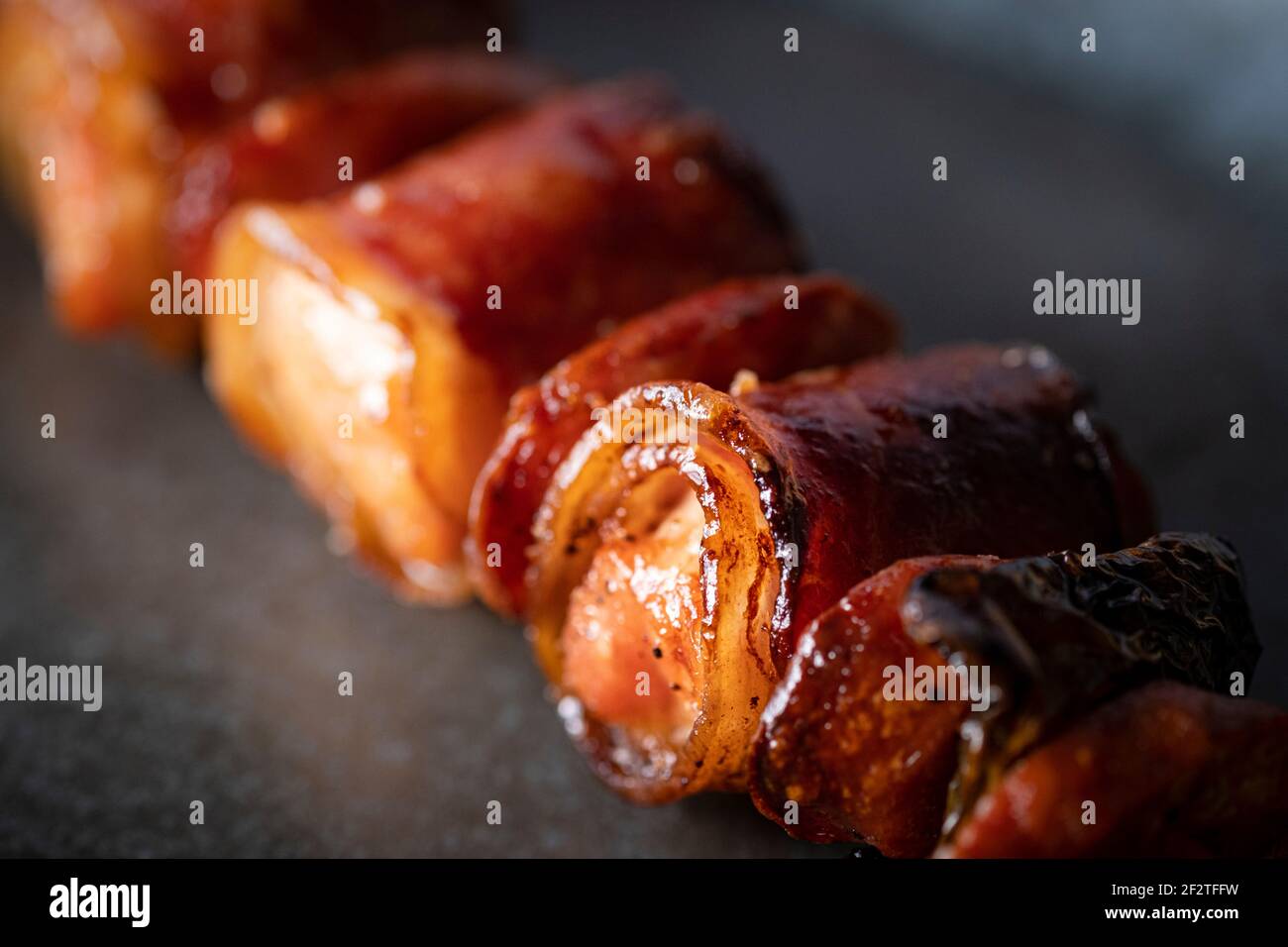 Spiedini di pollo, pancetta e salsiccia Foto Stock