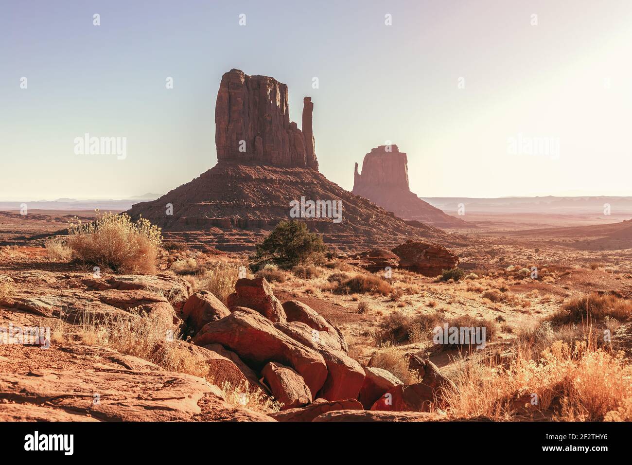 Splendida vista della famosa Buttes of Monument Valley al confine tra Arizona e Utah, Stati Uniti Foto Stock