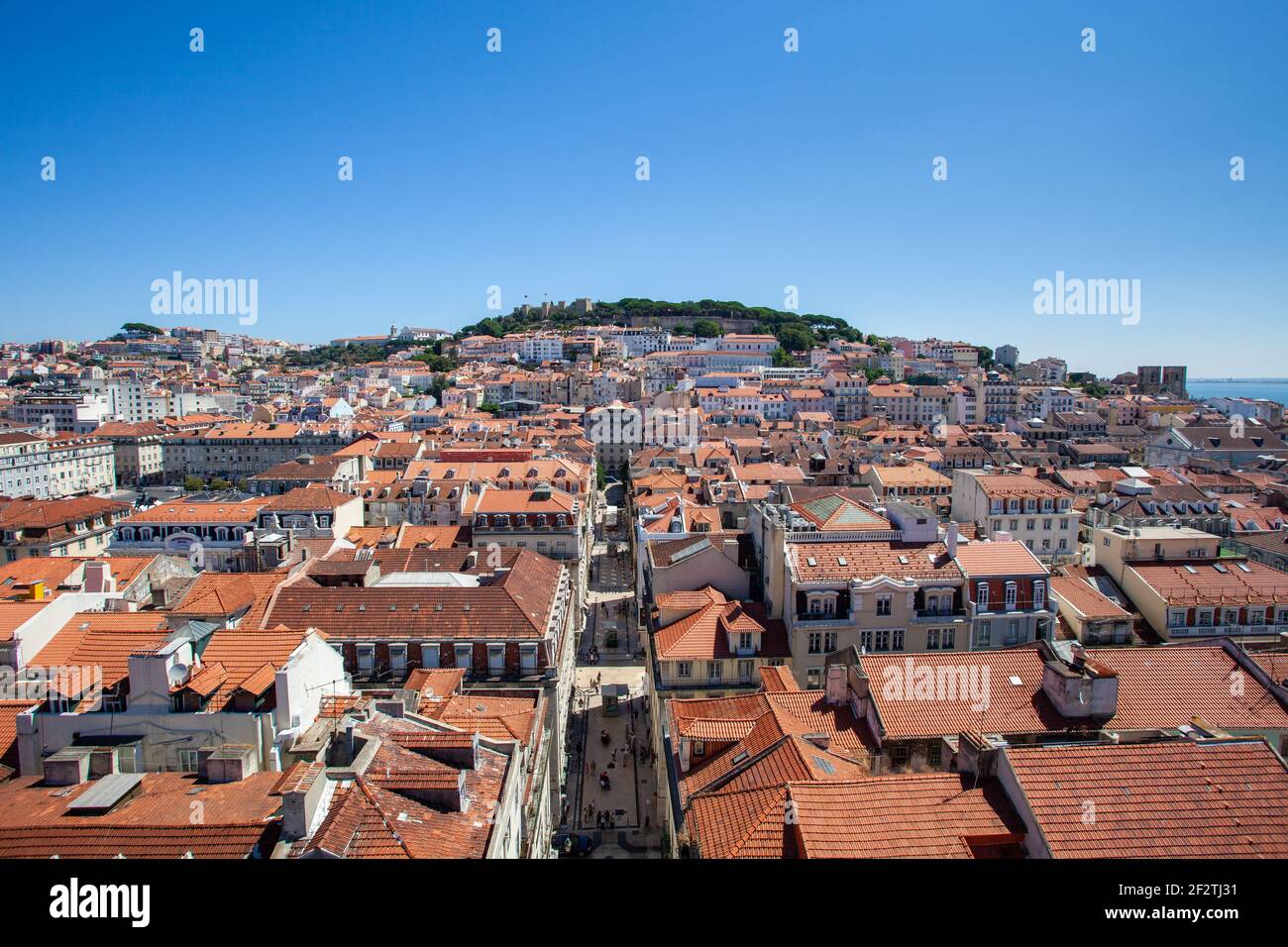 Lo skyline della città di Lisbona con i suoi tetti colorati affacciati sul medievale Castelo de São Jorge sullo sfondo - Portogallo. Foto Stock