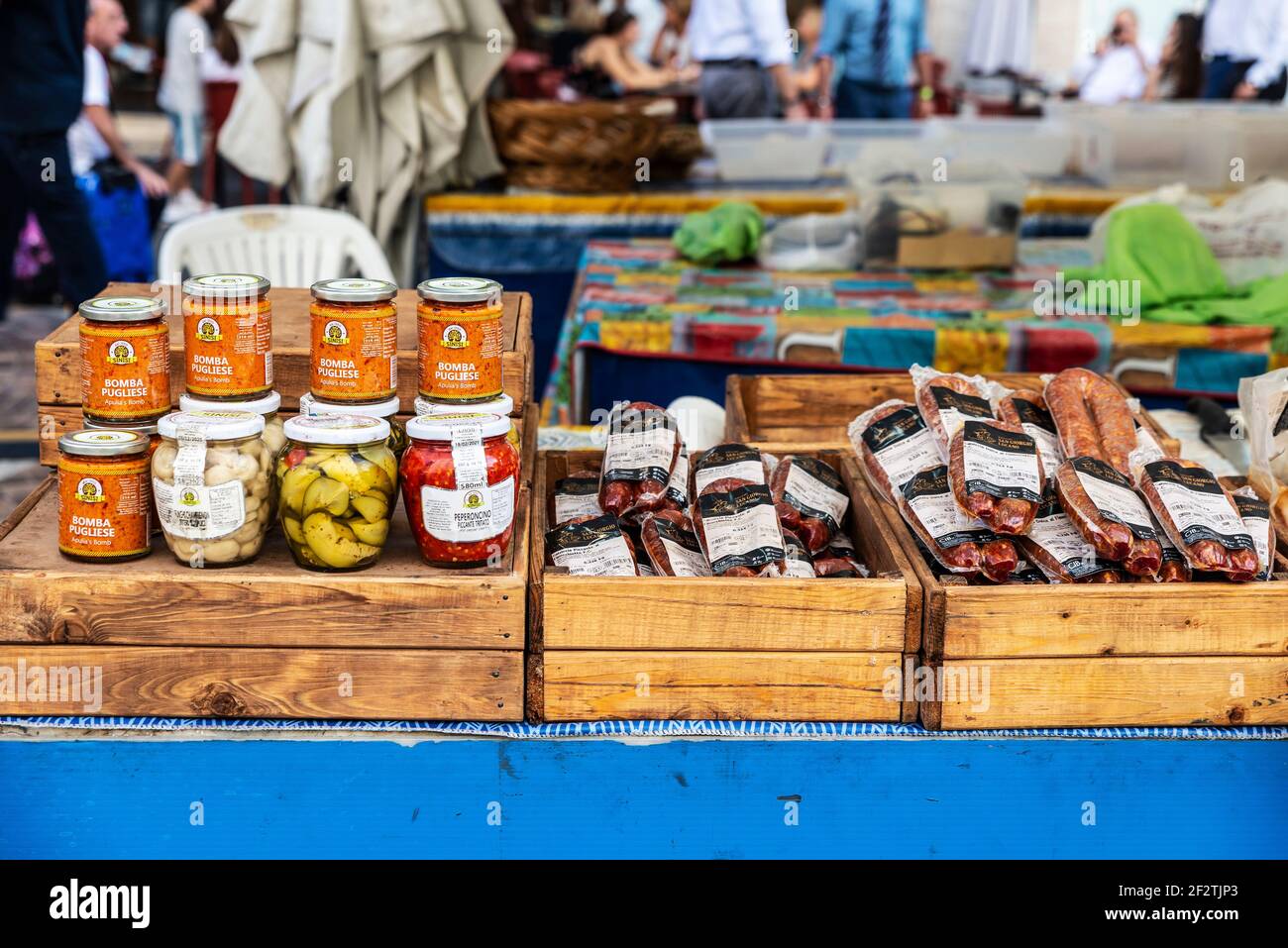 Napoli, Italia - 9 settembre 2019: Esposizione di prodotti tipici alimentari in un mercato di Street food con gente in giro in Via Toledo, Napoli, Italia Foto Stock