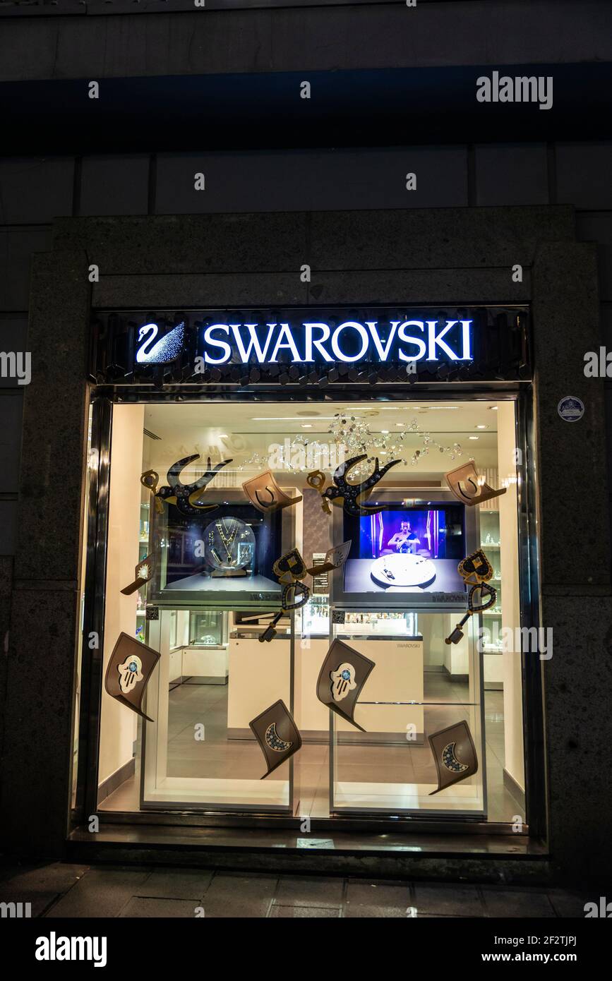 Napoli, Italia - 9 settembre 2019: Facciata di un negozio di gioielleria  Swarovski di notte in Via Toledo, via dello shopping a Napoli, Italia Foto  stock - Alamy