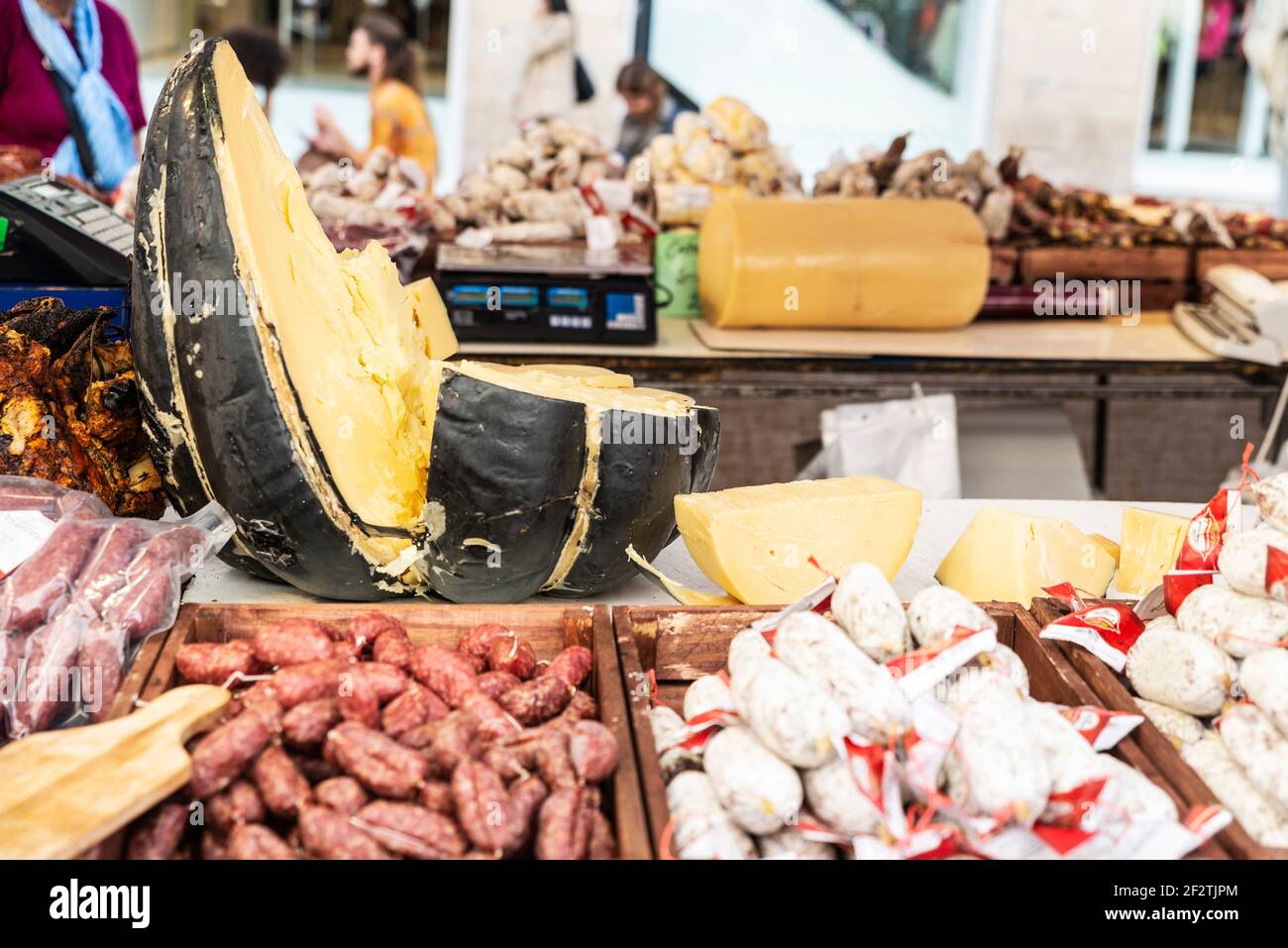 Napoli, Italia - 9 settembre 2019: Negozio di formaggi e salsicce in un mercato di Street food con gente in giro in Via Toledo, Napoli, Italia Foto Stock