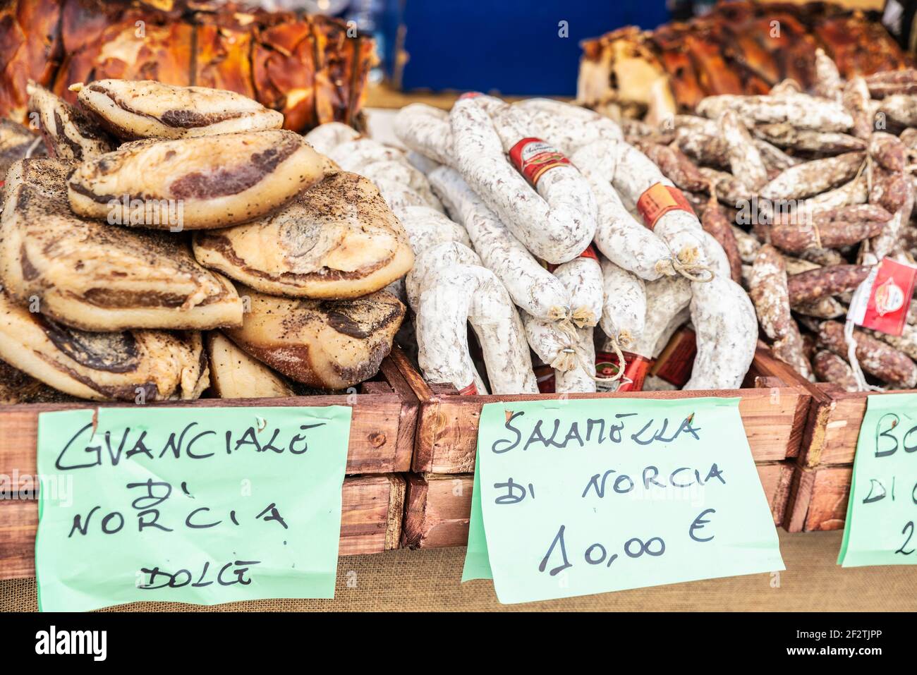 Napoli, Italia - 9 settembre 2019: Esposizione di un negozio di salsicce in un mercato alimentare di strada in Via Toledo, Napoli, Italia Foto Stock