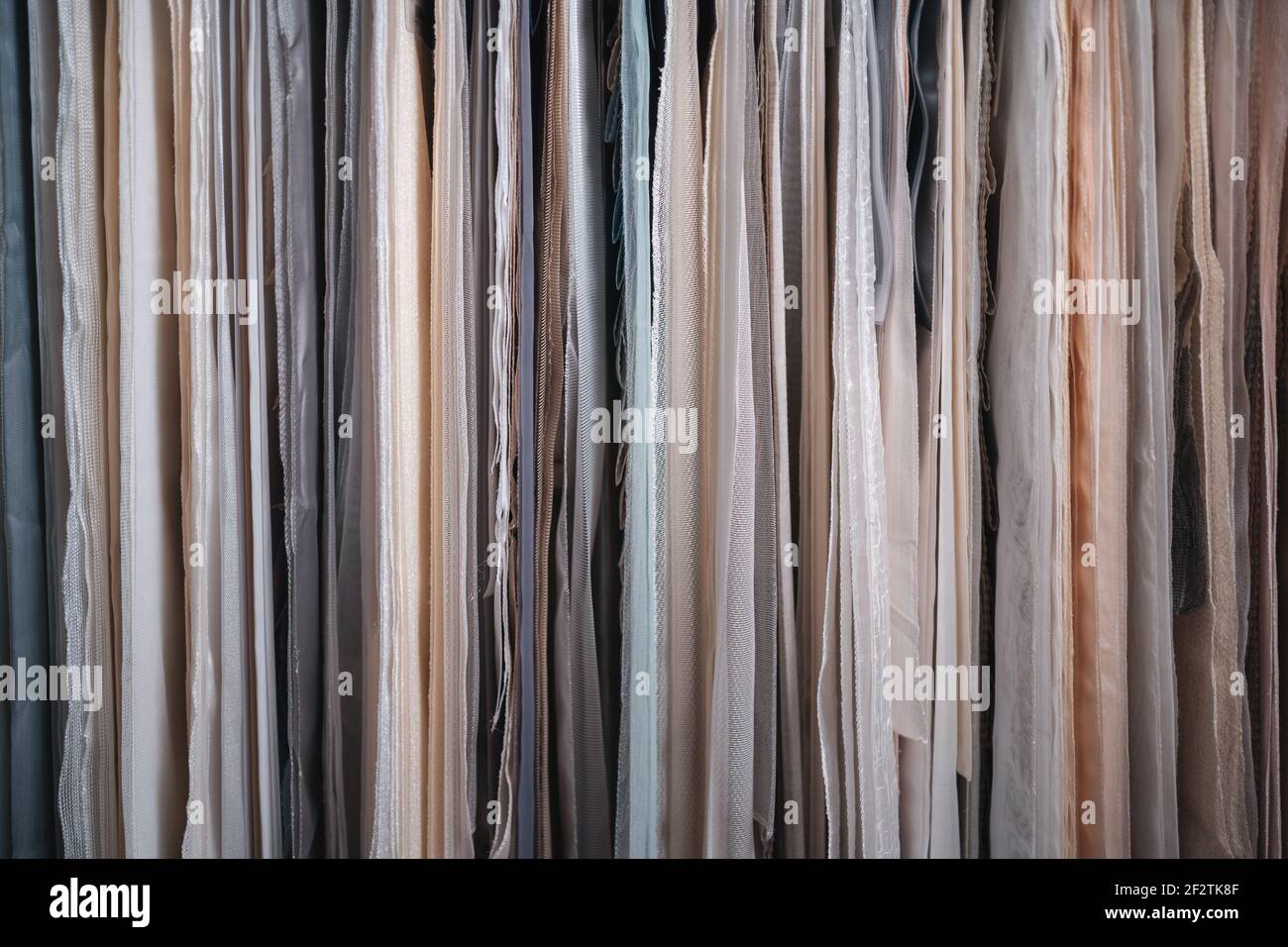 closeup di tessuto assortito per tenda presso showroom o. negozio di tessuti Foto Stock