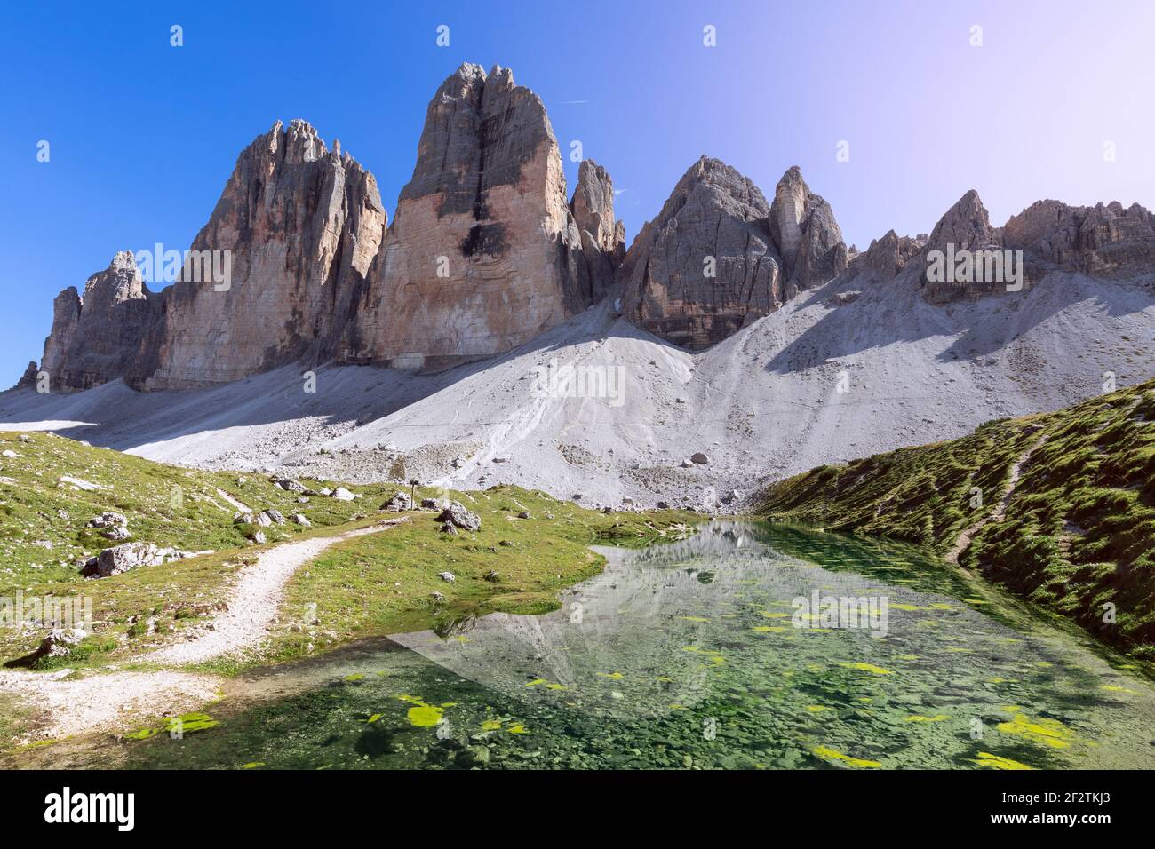 Vista su un lago di montagna vicino alla famosa tre Cime di Lavaredo. Alto Adige, Italia Foto Stock