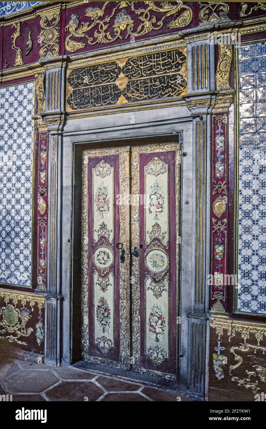Porta ornata Palazzo Topkapi Istanbul Turchia Foto Stock