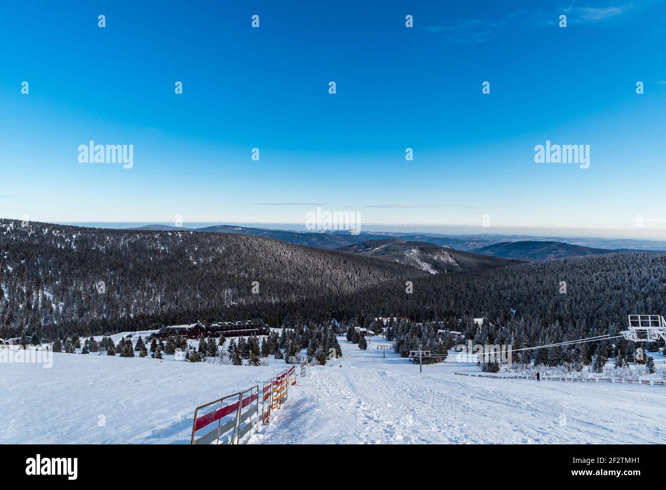 Vista dalla pista di sci 'C' nella stazione sciistica di Ovcarna Praded Nelle montagne di Jeseniky nella repubblica Ceca durante la mattina invernale con cielo blu Foto Stock