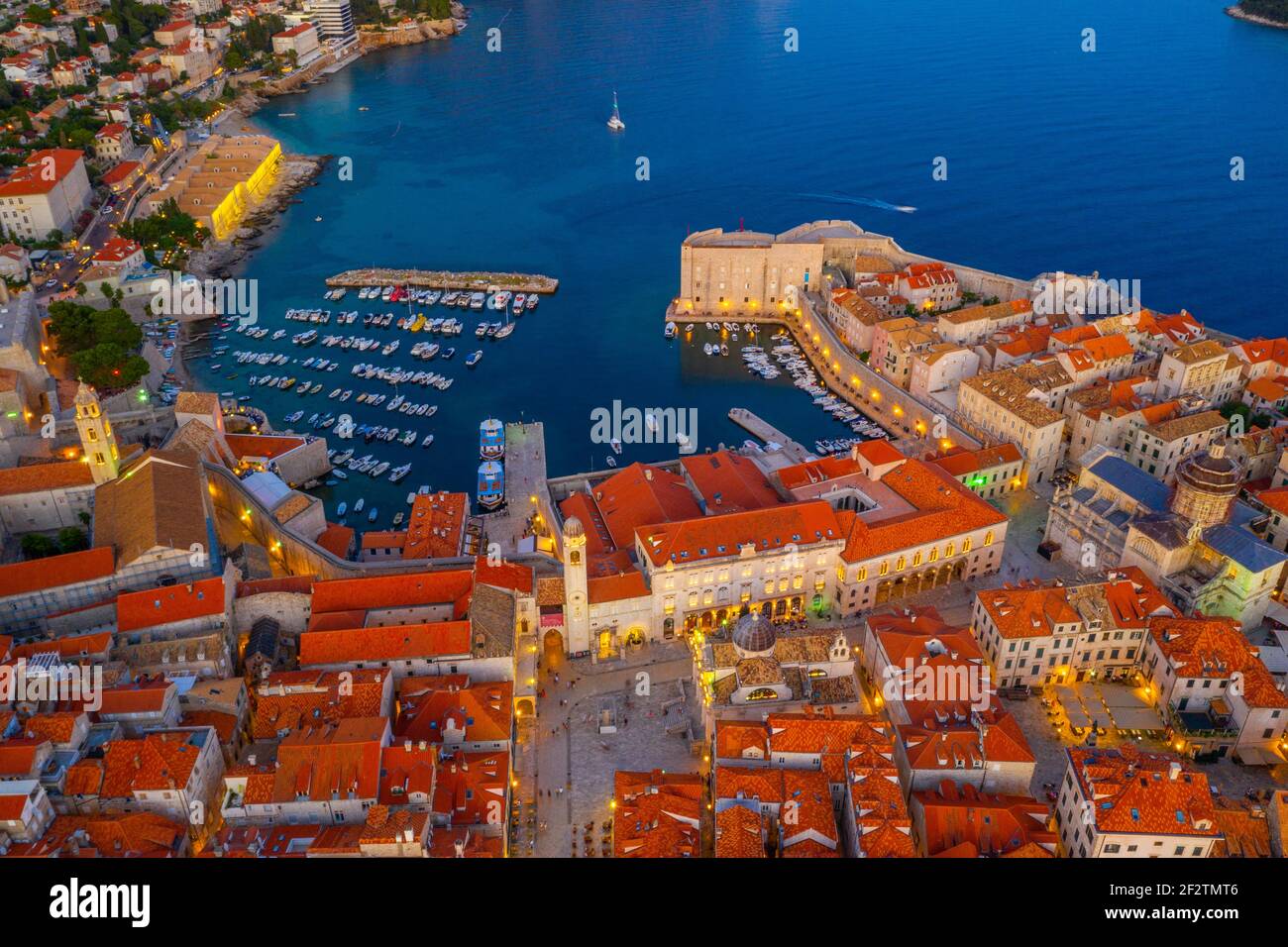 Barche ormeggiate nel vecchio porto di Dubrovnik, Croazia Foto Stock