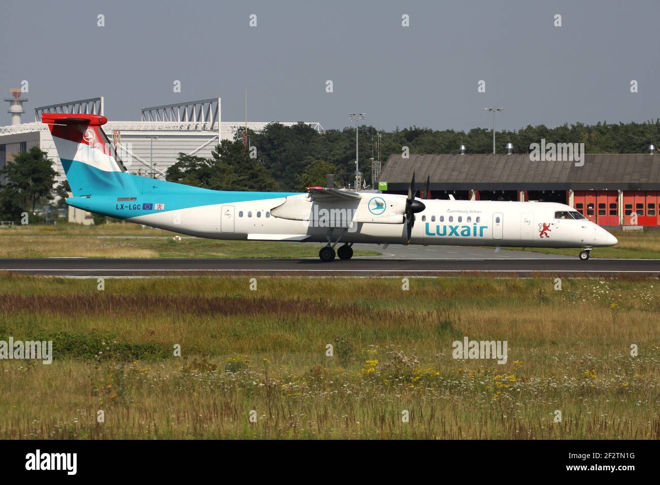 Luxair Bombardier Dash 8 Q400 con registrazione LX-LGC al decollo sulla pista 18 (chiamata Startbahn West) dell'aeroporto di Francoforte. Foto Stock