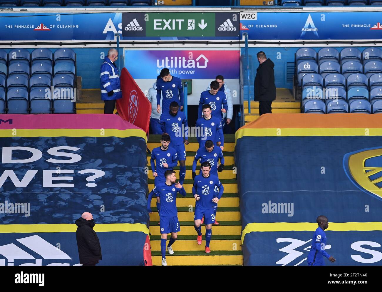 I giocatori di Chelsea escono da un ingresso nelle bancarelle per la seconda metà durante la partita della Premier League a Elland Road, Leeds. Data immagine: Sabato 13 marzo 2021. Foto Stock