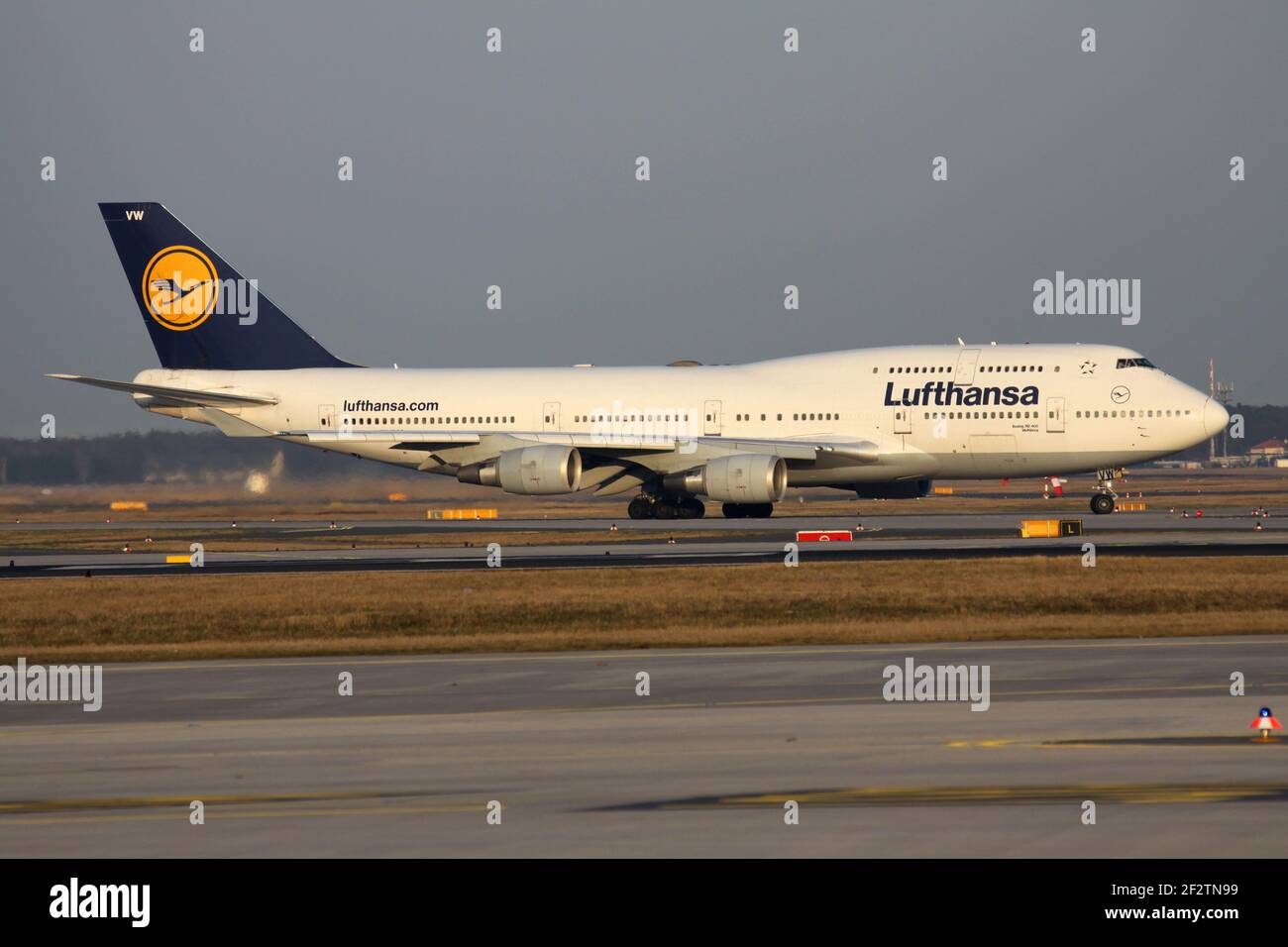 Tedesco Lufthansa Boeing 747-400 con registrazione D-ABVW sulla Taxiway all'aeroporto di Francoforte. Foto Stock