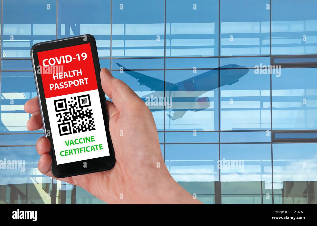 Persona che utilizza l'app per passaporto sanitario digitale nel telefono cellulare con un codice QR non identificabile per viaggiare durante la pandemia di covid-19. Piano aereo passeggeri generico Foto Stock