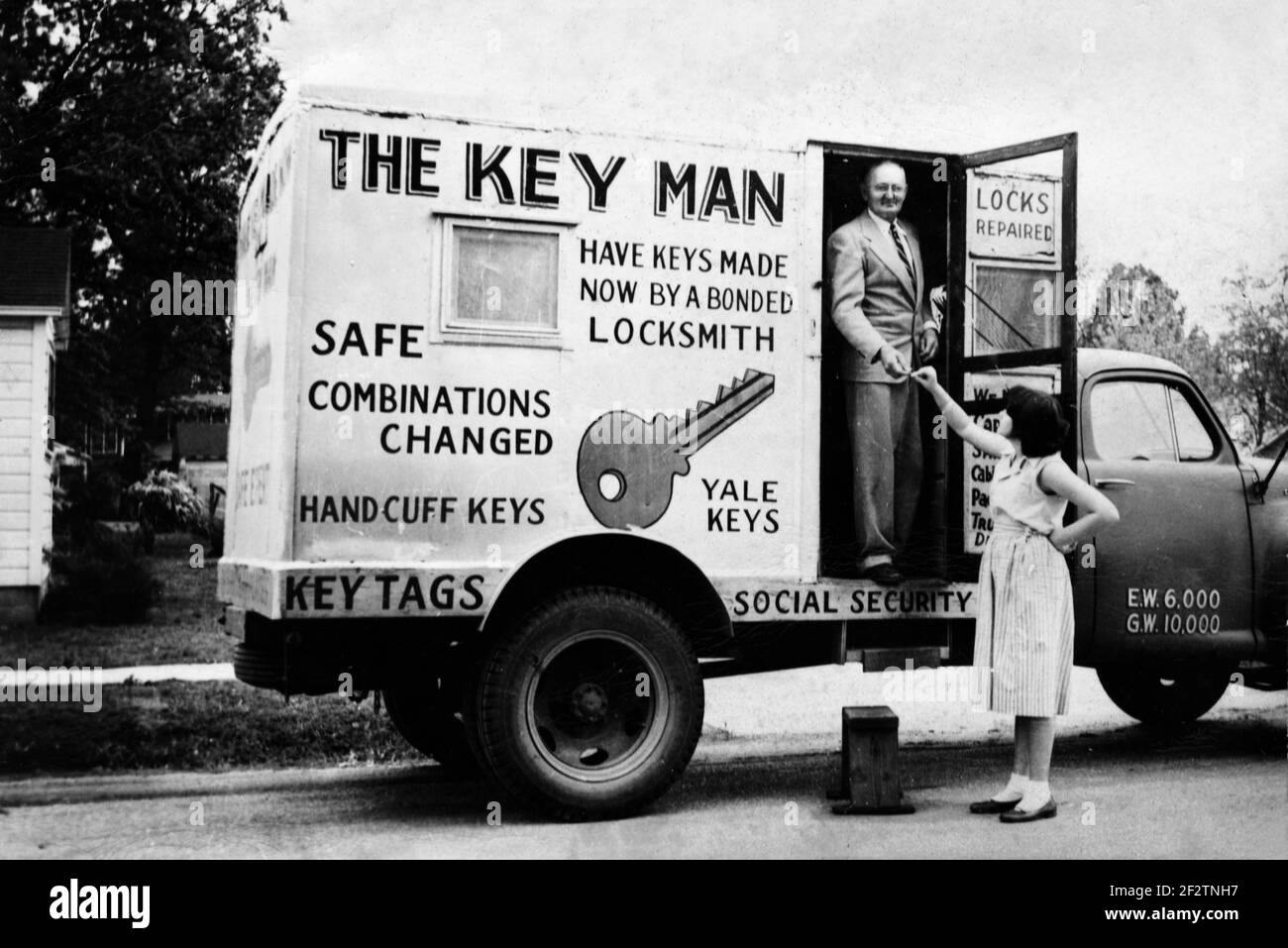 Viaggiare Locksmith, Key Cutter o Key Man Trading da un negozio mobile o convertito Van in Stati Uniti, Stati Uniti o Stati Uniti c1950 Foto Stock