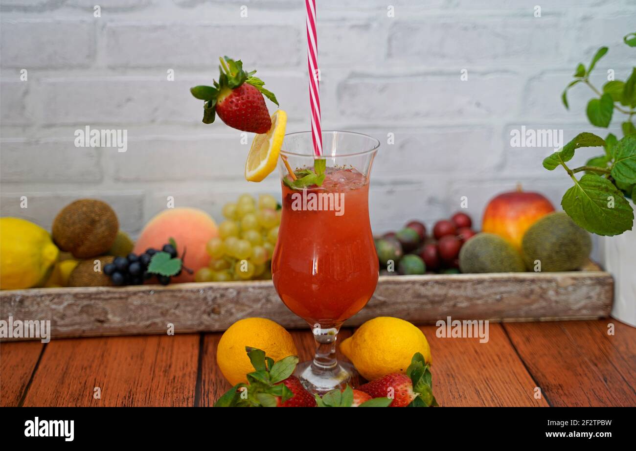 Cocktail alla fragola non alcolico con lime e menta. Cocktail analcolici gustosi e fruttati serviti in bicchieri Foto Stock