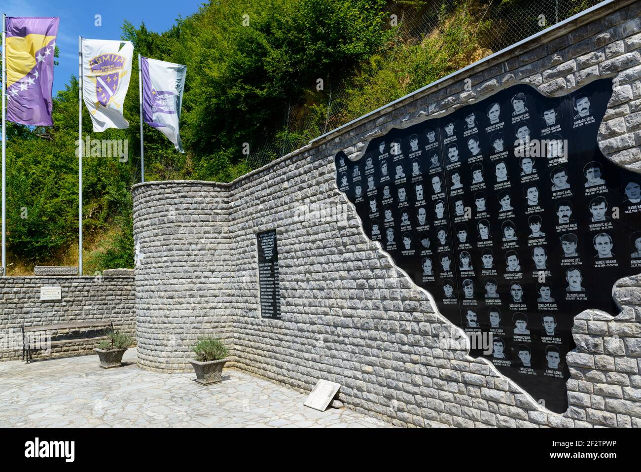Memoriale di guerra della guerra bosniaca raffigurante volti e nomi dei caduti residenti di Kulen Vakuf nella forma della mappa della Bosnia Erzegovina. Foto Stock