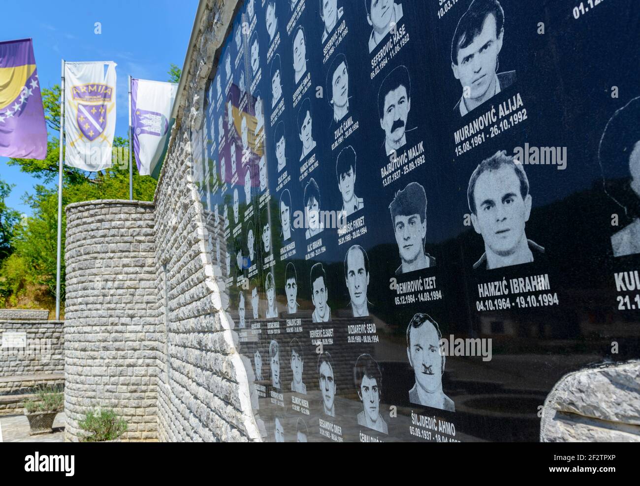 Memoriale di guerra della guerra bosniaca raffigurante volti e nomi dei caduti residenti di Kulen Vakuf nella forma della mappa della Bosnia Erzegovina. Foto Stock