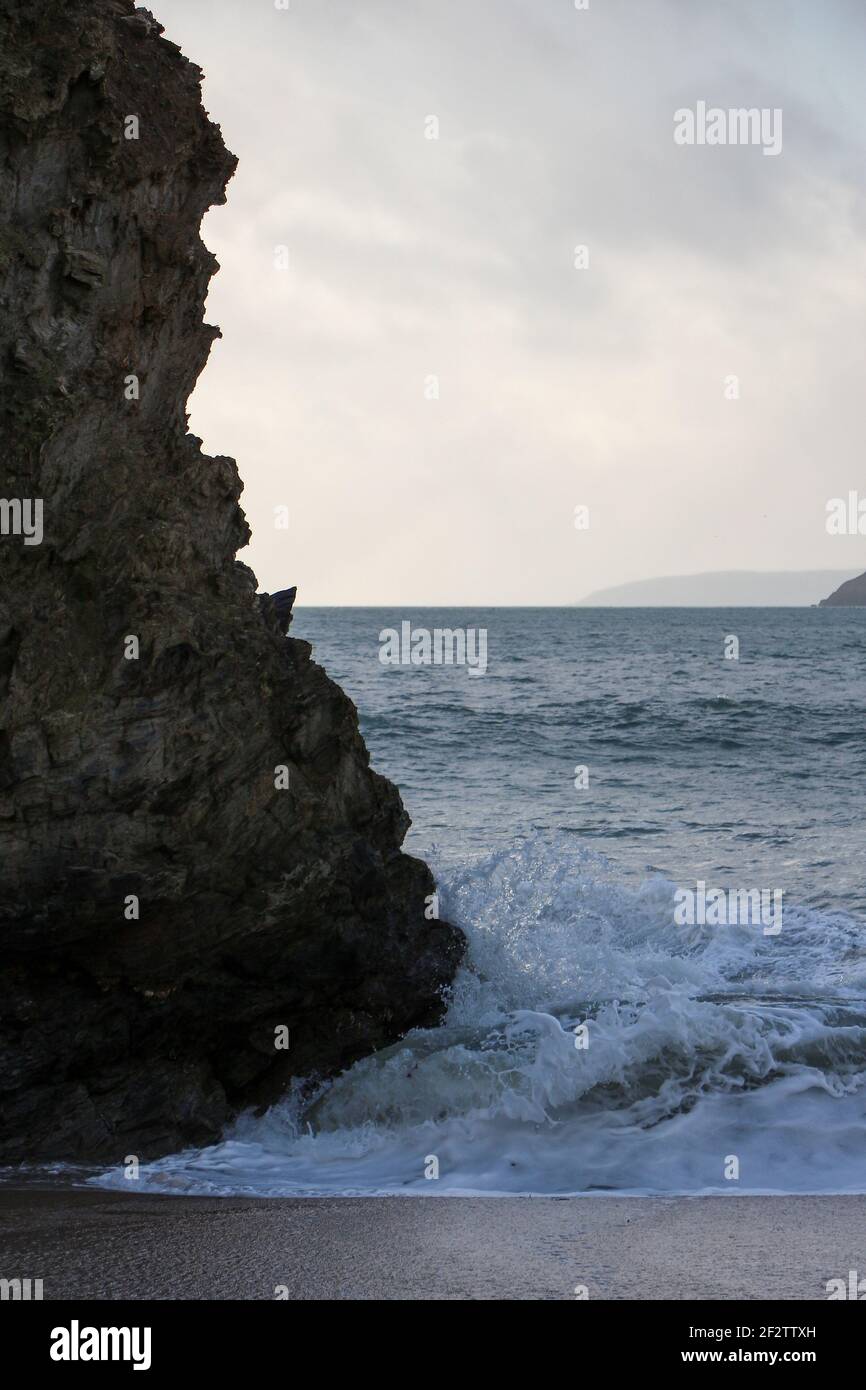 Tempesta atlantica ondate che si schiantano e lavano su rocce e. Sabbia sulla spiaggia di Carlyon Bay in Cornovaglia sul Costa sud-occidentale dell'Inghilterra Foto Stock