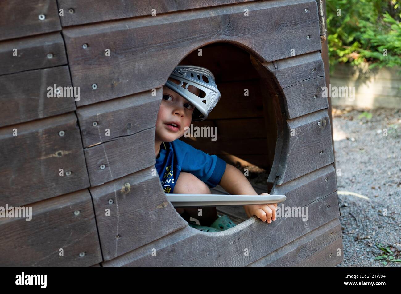 Ragazzo con il casco e la spada del cavaliere. Foto Stock