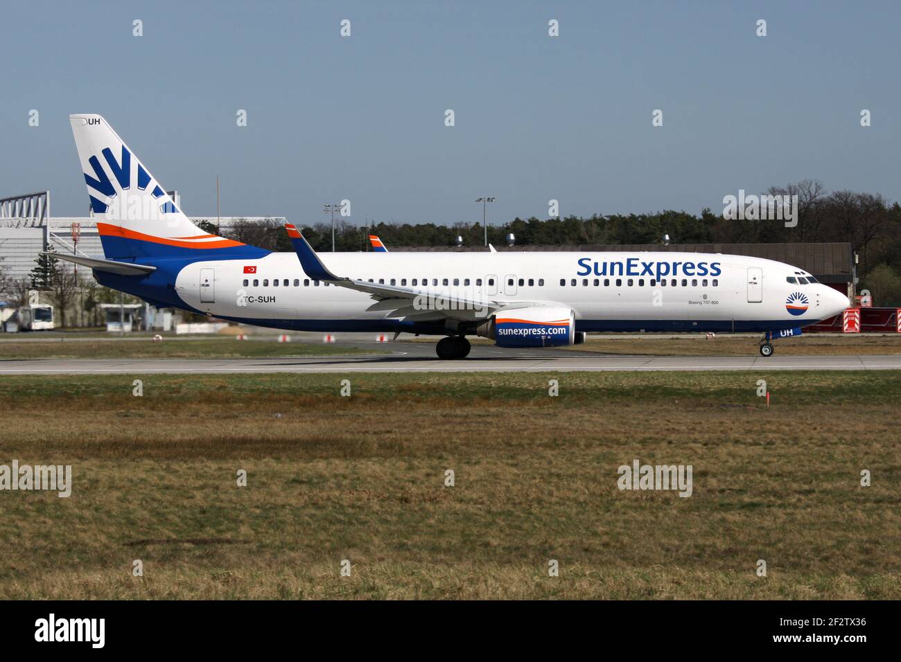 Turco SunExpress Boeing 737-800 con registrazione TC-SUH al decollo sulla pista 18 (chiamata Startbahn West) dell'aeroporto di Francoforte. Foto Stock