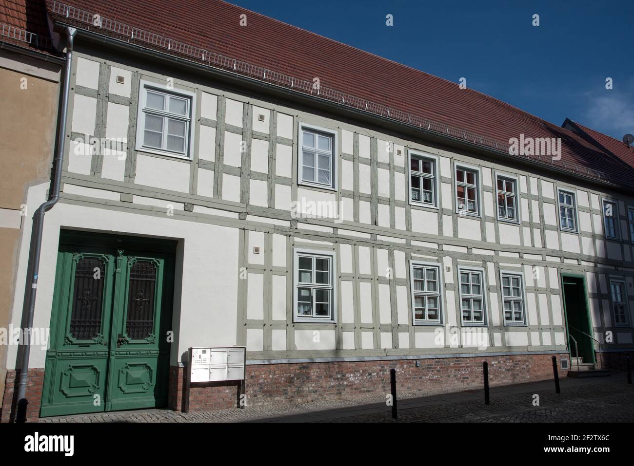 Antica casa in legno a Jüterbog, nella contea di Brandeburgo nella Germania orientale. Foto Stock