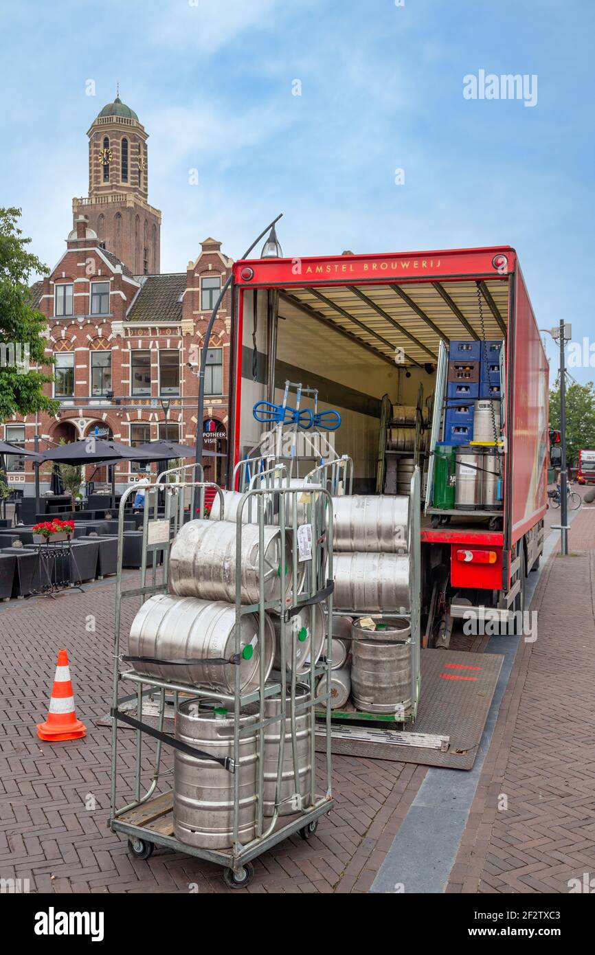 Camion che scaricano tunica di birra in metallo nella città olandese di Zwolle Foto Stock