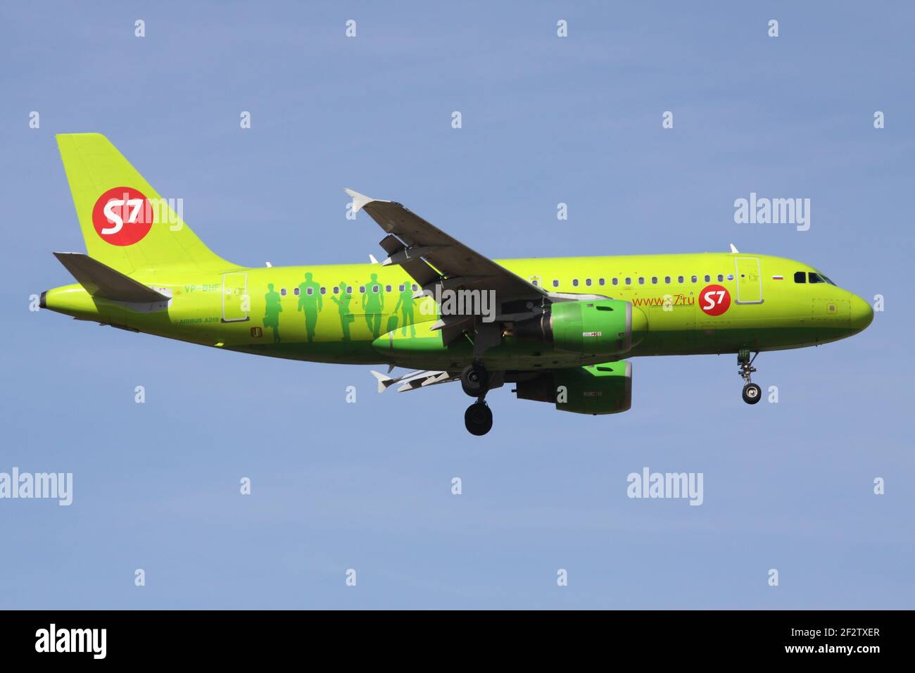 S7 Siberia Airlines Airbus A 319-100 con registrazione VP-BHF in finale per la pista 07R dell'aeroporto di Francoforte. Foto Stock