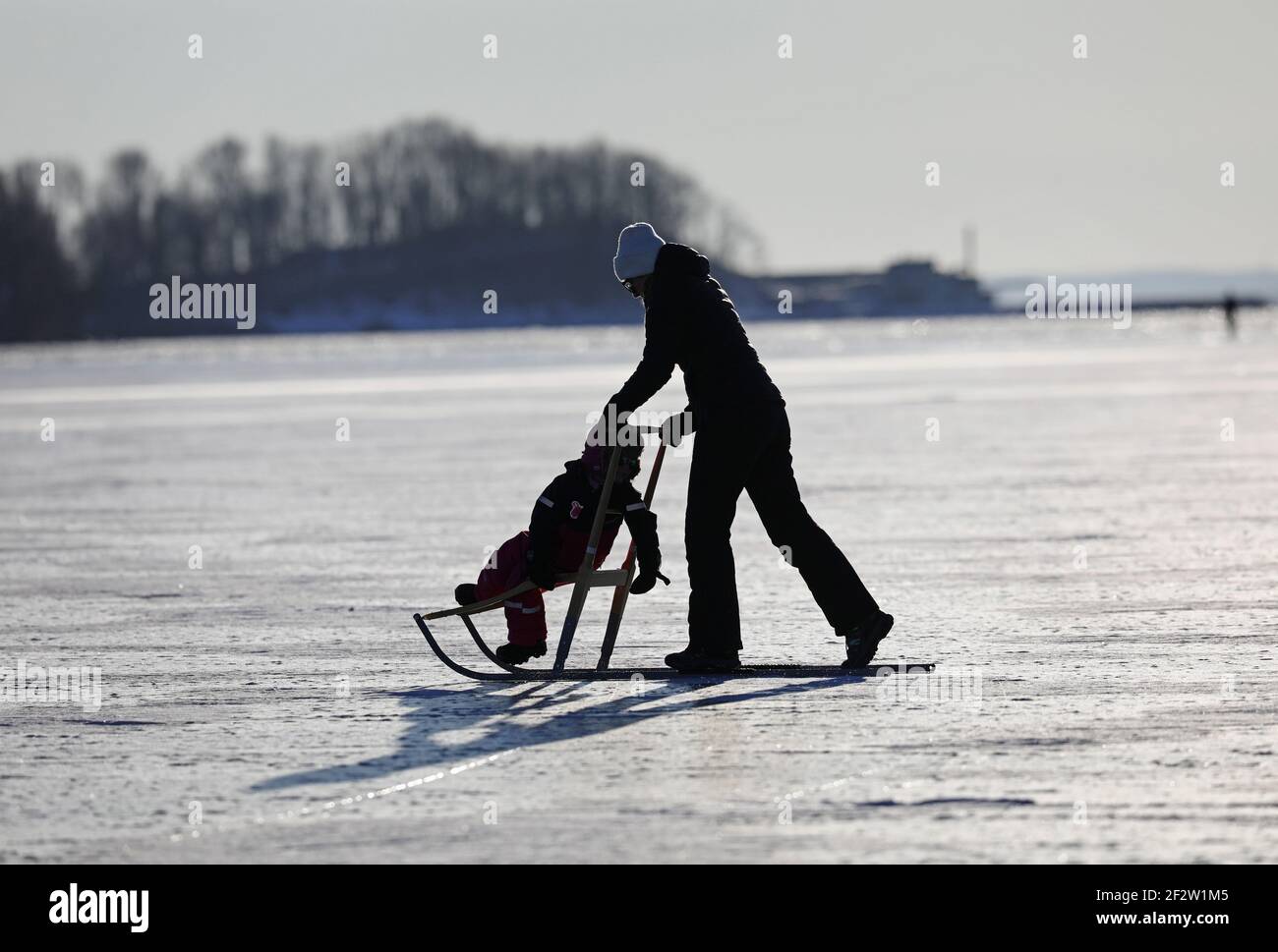 MOTALA, SVEZIA - 14 FEBBRAIO 2021: Molti hanno colto l'opportunità di usare il ghiaccio sul lago Vättern fuori Varamon la domenica. Foto Stock