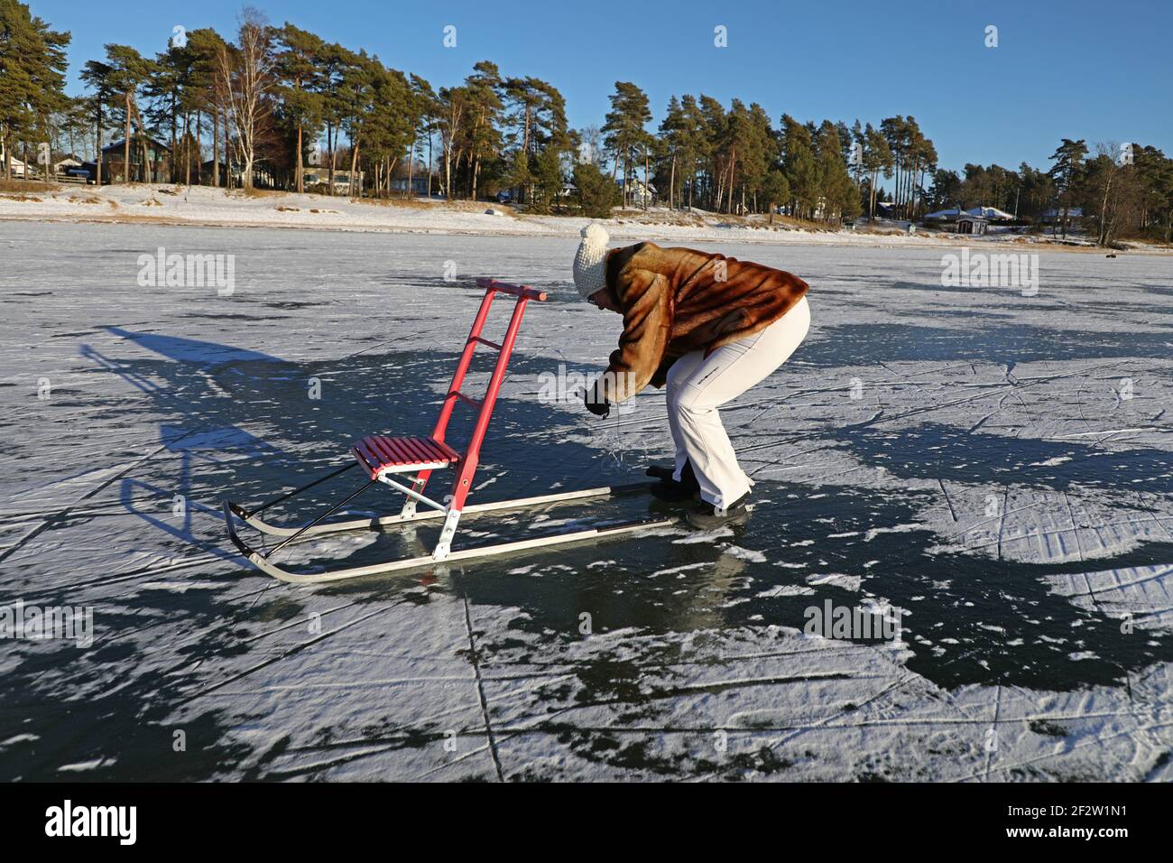 MOTALA, SVEZIA - 14 FEBBRAIO 2021: Molti hanno colto l'opportunità di usare il ghiaccio sul lago Vättern fuori Varamon la domenica. Foto Stock