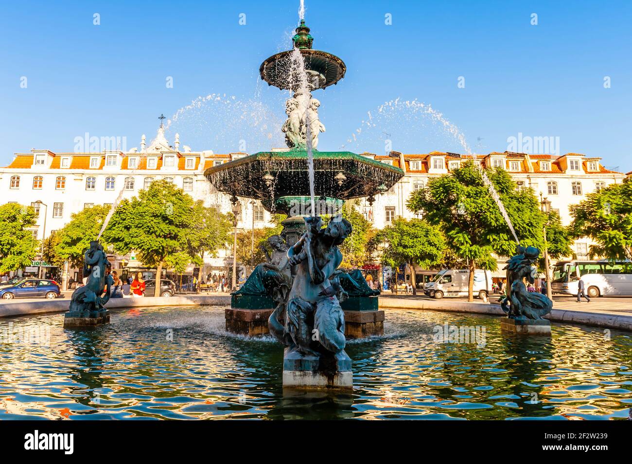 Fontana in Piazza Rossio (Piazza Pedro IV) e il Teatro Nazionale D. Maria II a Lisbona, Portogallo Foto Stock