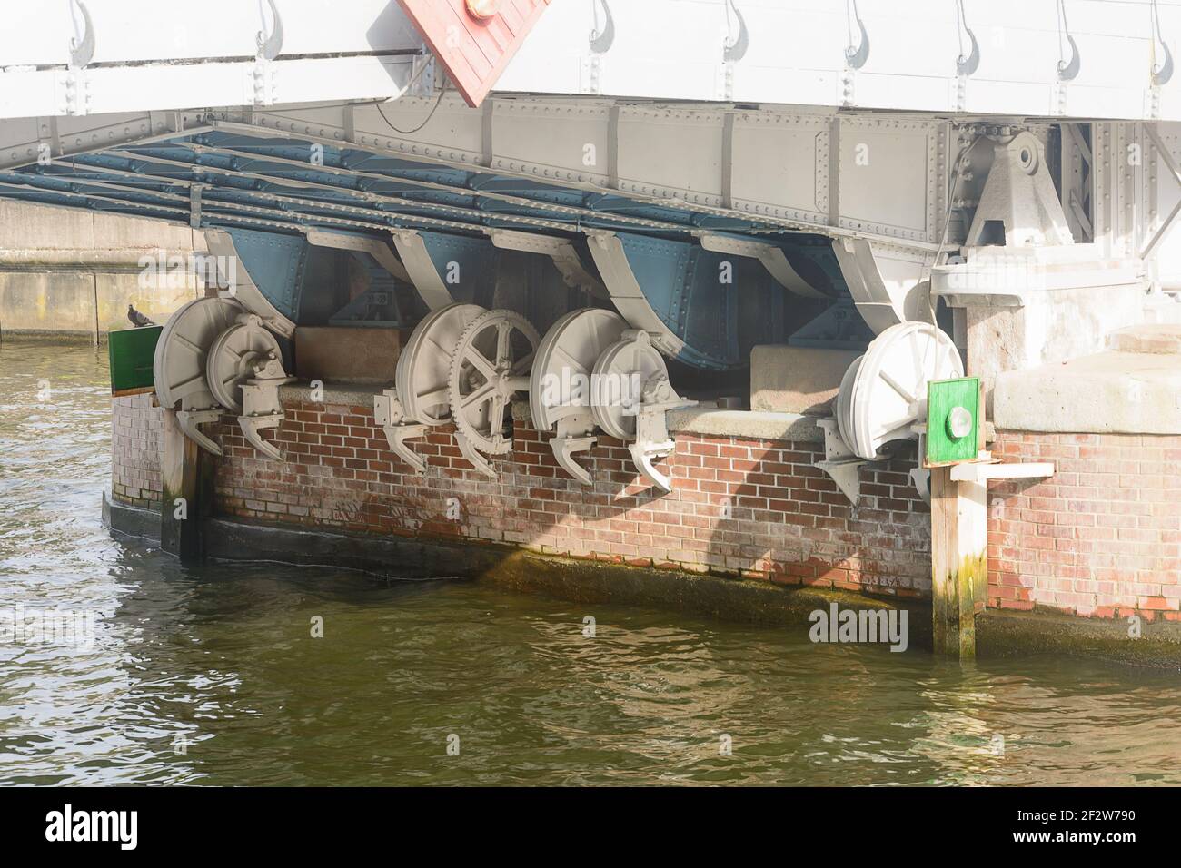 Meccanismo di ponte levatoio attraverso il fiume. Vista dal basso degli ingranaggi e della struttura di sollevamento. Foto Stock