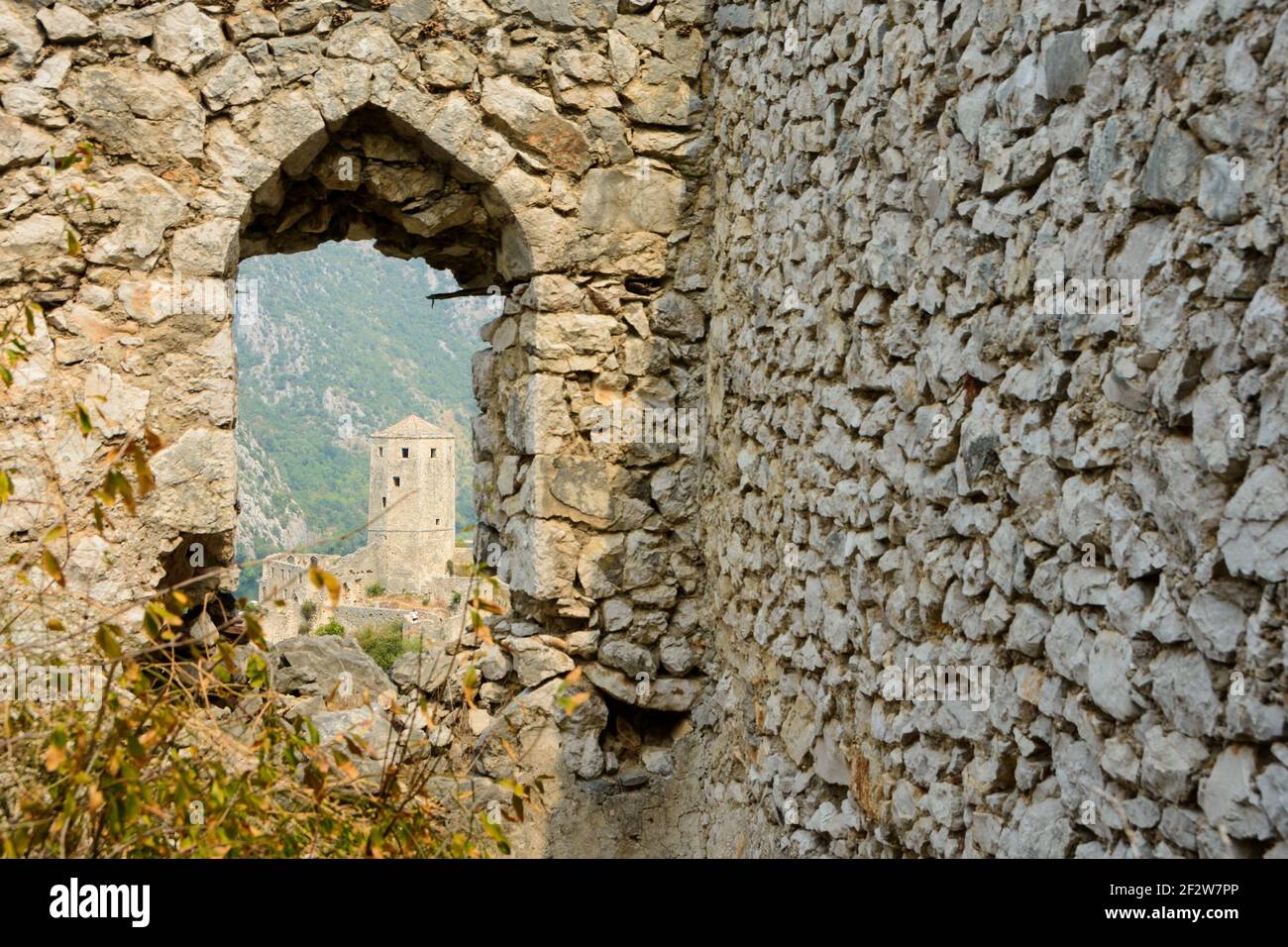 Vista sulla torre della cittadella medievale Pocitelj in Bosnia Erzegovina. Foto Stock
