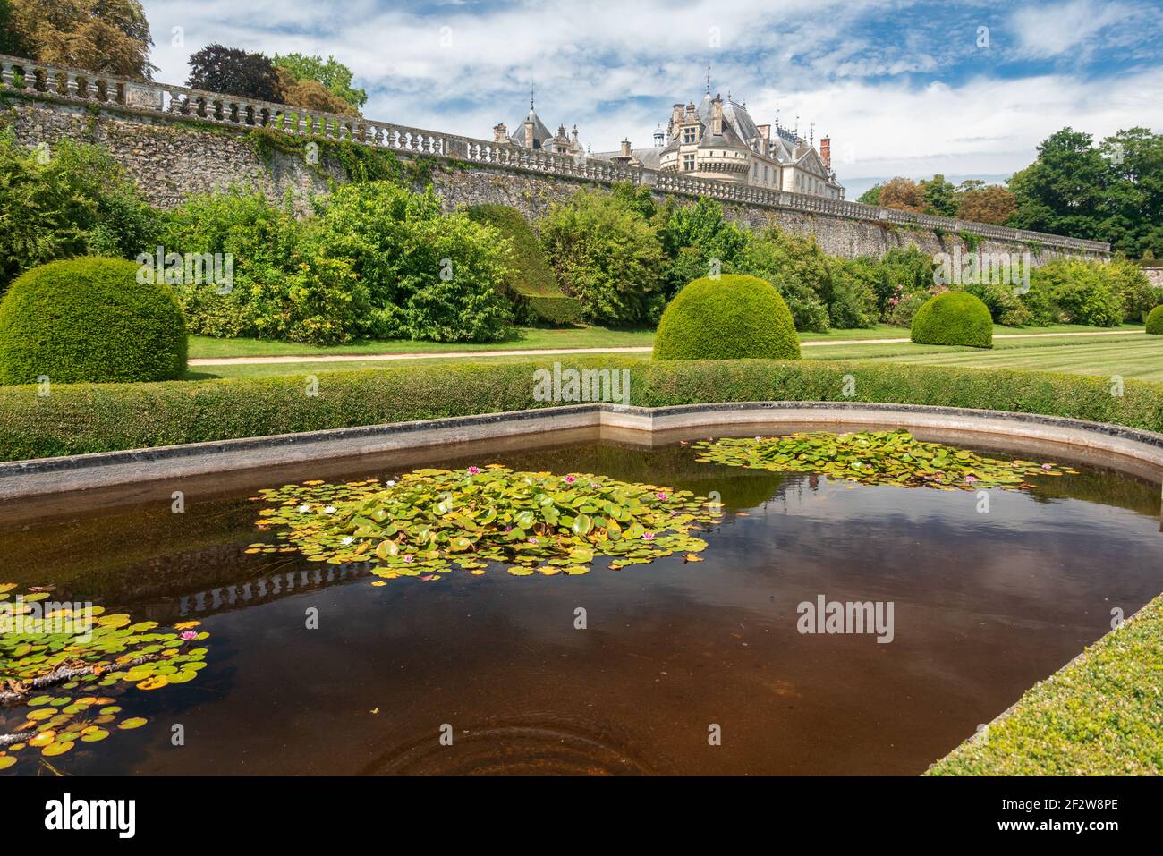 I giardini formali di Chateau le Lude nel Pays De la Loire, regione della Francia Foto Stock