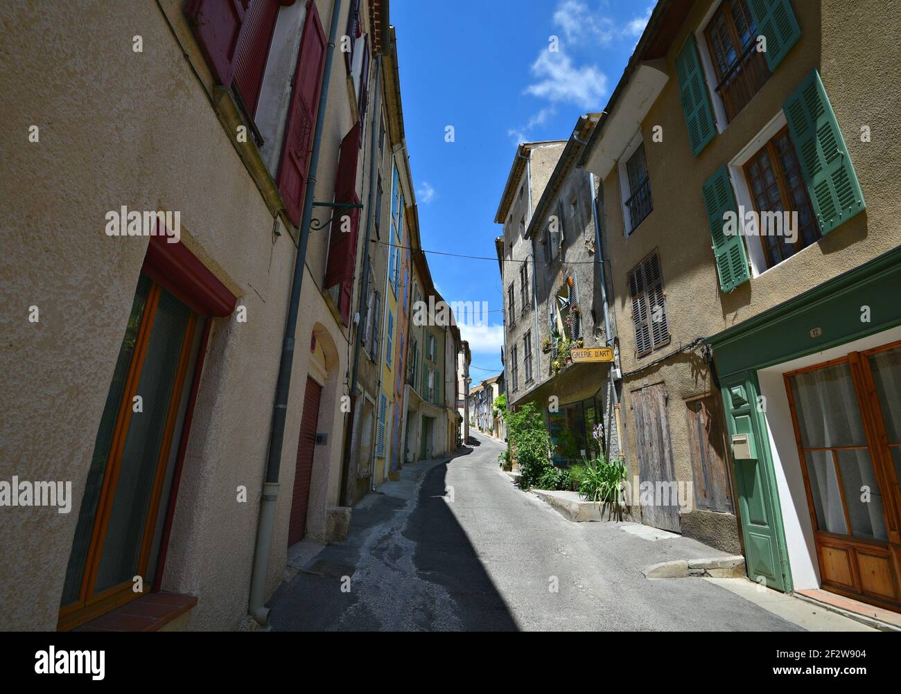 Case in stile Provençal e negozi locali nel centro storico di Valensole, nelle Alpi dell'alta Provenza, Francia. Foto Stock