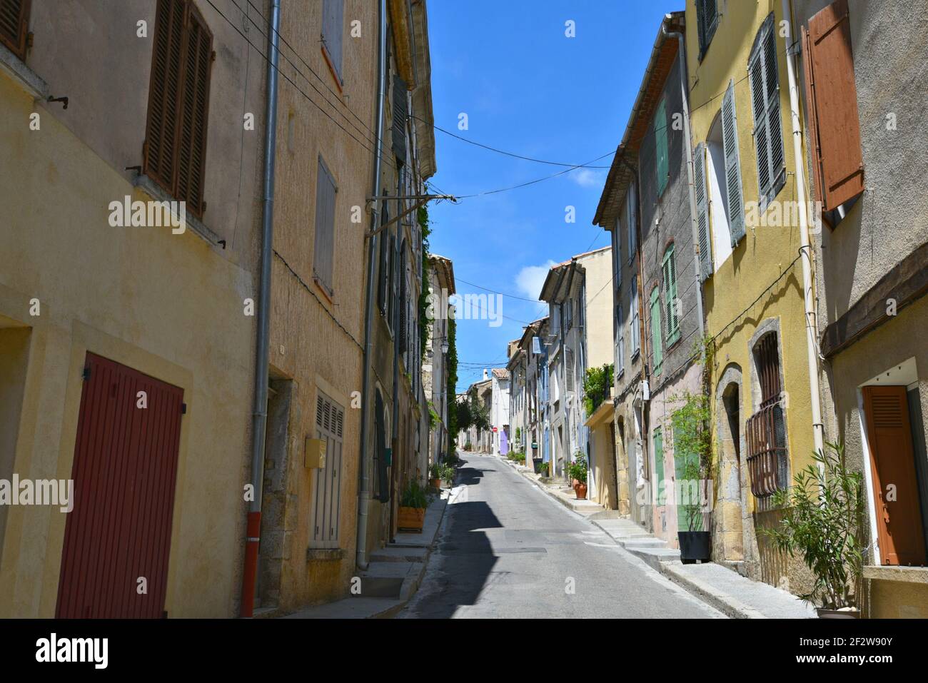 Case in stile Provençal e negozi locali nel centro storico di Valensole, nelle Alpi dell'alta Provenza, Francia. Foto Stock