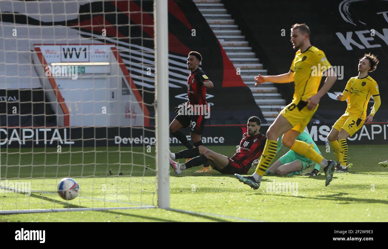 Dominic Solanke di AFC Bournemouth segna il secondo gol della partita durante la partita del campionato Sky Bet al Vitality Stadium di Bournemouth. Foto Stock