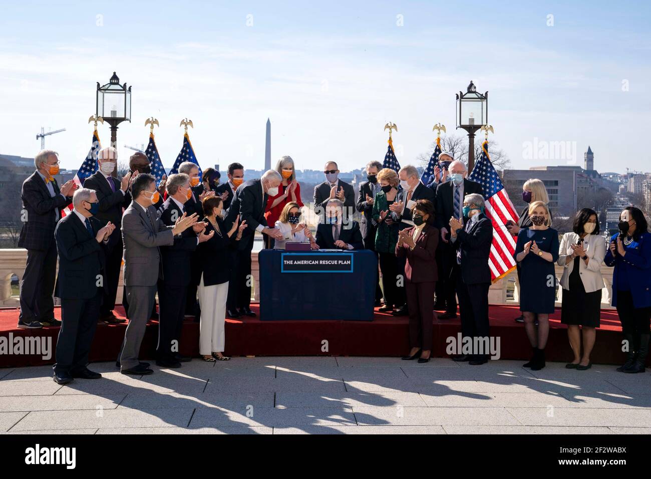 Chuck Schumer, leader della maggioranza del Senato degli Stati Uniti, e la presidente Nancy Pelosi, firmano H.R. 1319, l'American Rescue Plan Act, durante un evento che si terrà a Capitol Hill il 10 marzo 2021 a Washington, D.C., il disegno di legge fornisce 1.9 trilioni di dollari in aiuti COVID-19 a cittadini, aziende e stati. Foto Stock